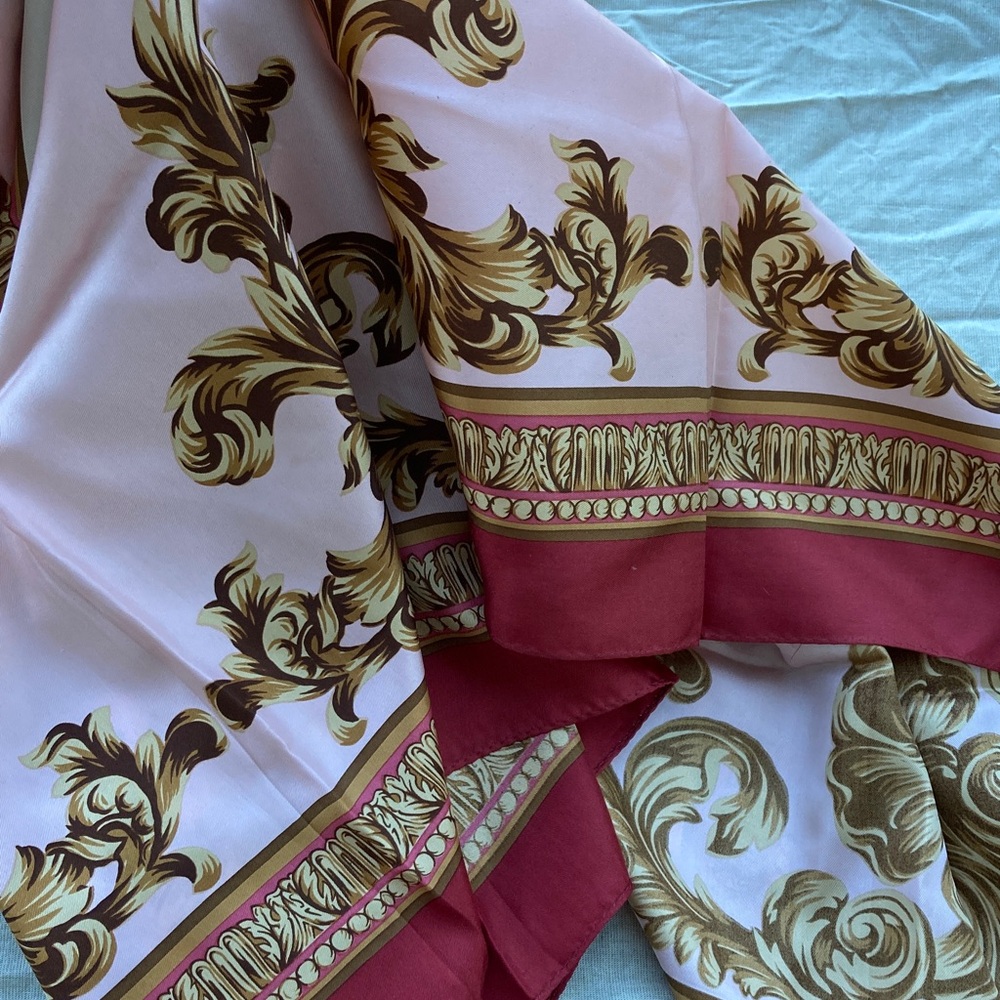 🩷Silk Carre large scarf baroque print red pink for Valentine’s Day! ❤️ - Picture 4 of 4
